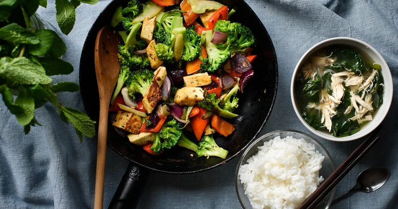 Comment cuire le tofu à la poêle sans le transformer en caoutchouc