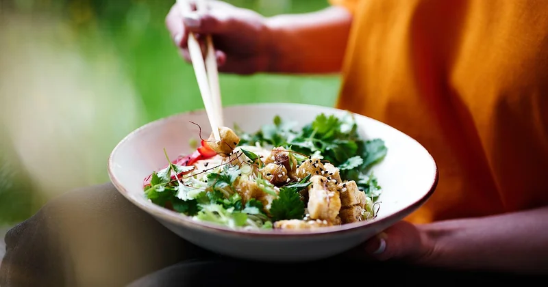 Presser le tofu : l'étape qui change tout (et que presque tout le monde rate)