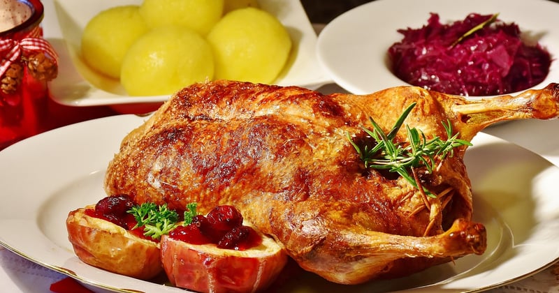 Comment cuisiner un poulet rôti juteux au four : la méthode infaillible