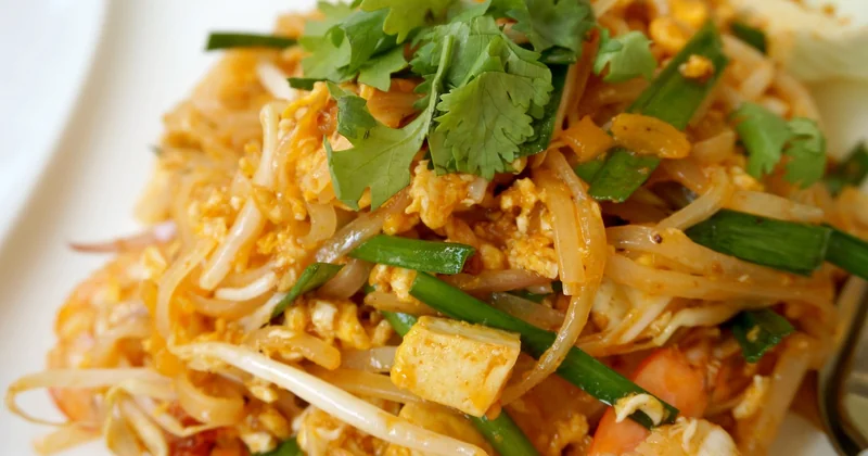 Pad thaï au poulet, aux crevettes ou végétarien : la même base, trois versions
